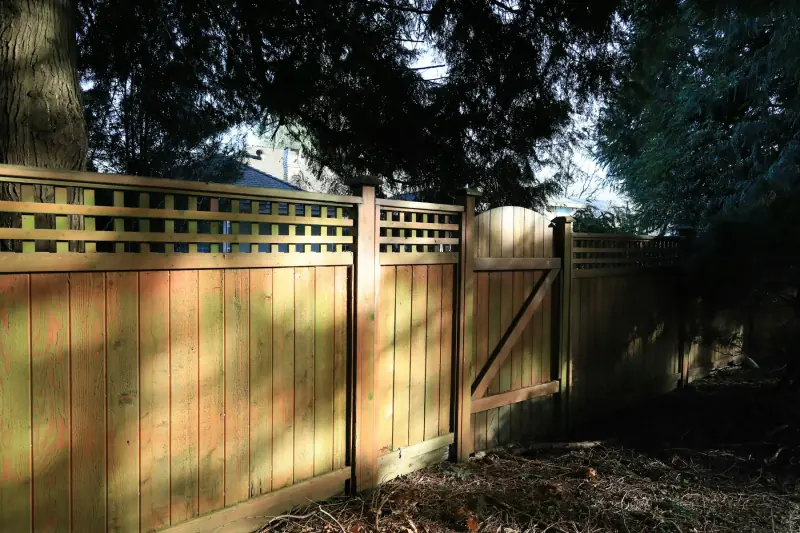 Een houten schutting met een poort