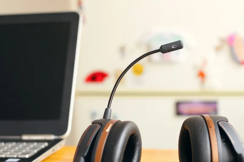 Een headset naast een laptop