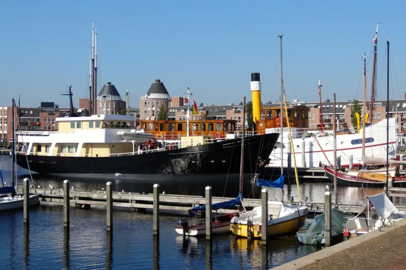 De haven van Almere Haven met historische schepen