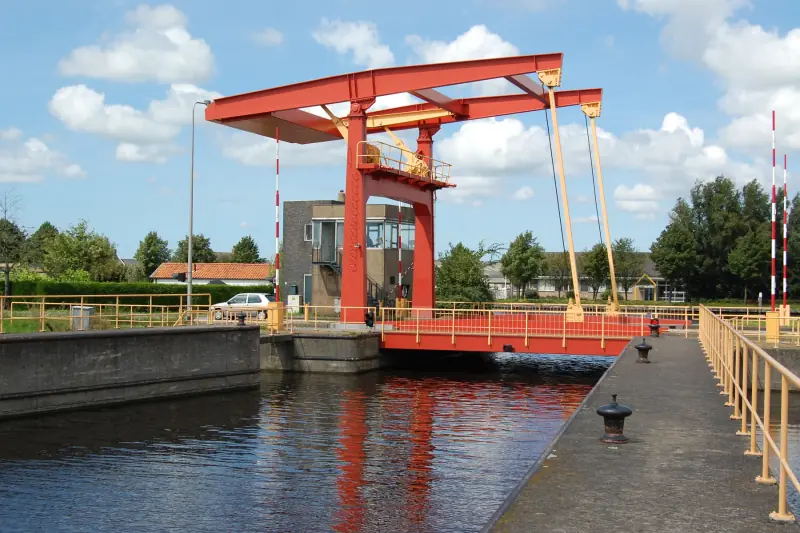 Een rode ophaalbrug bij de Rijnhaven in Alphen aan den Rijn