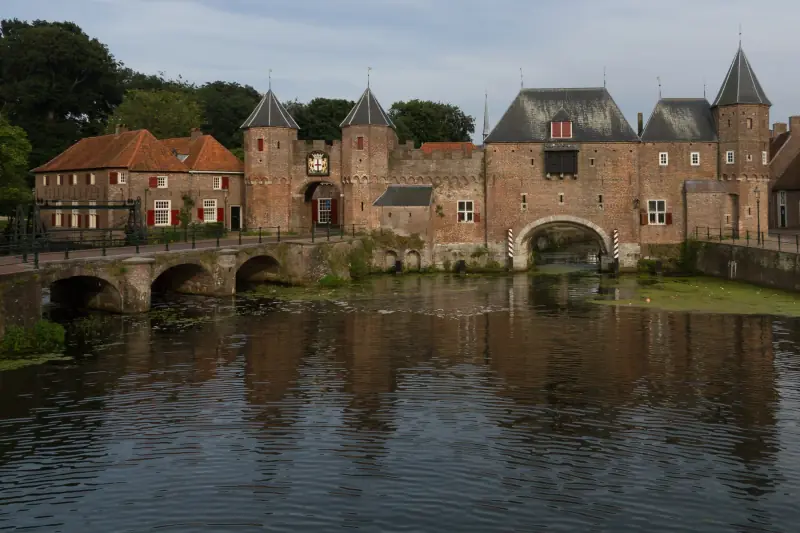 De Koppelpoort in Amersfoort in avondlicht