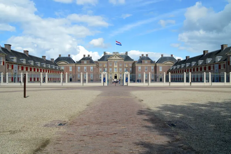Paleis Het Loo in Apeldoorn met het voorplein