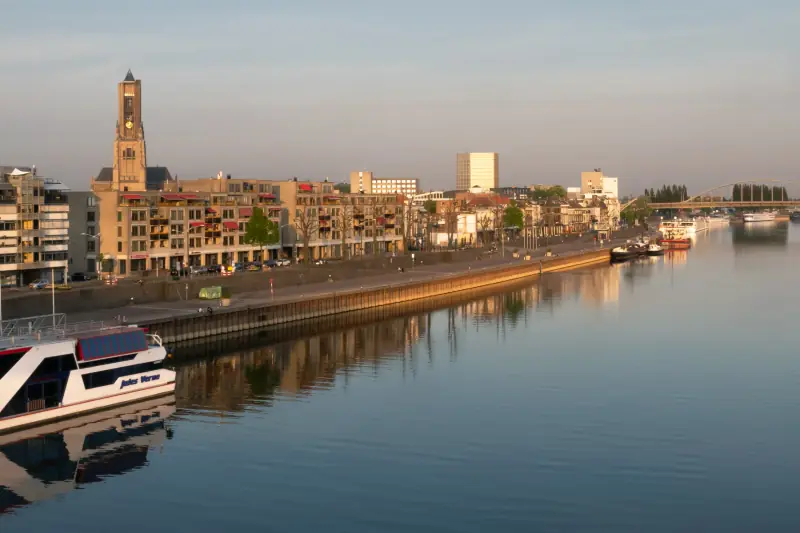 Arnhem met de Eusebiuskerk aan de Rijn