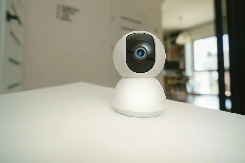 Een beveiligingscamera op een tafel in huis
