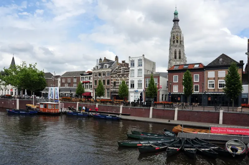 De haven van Breda met de Grote Kerk