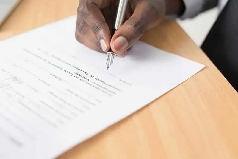 Iemand tekent een contract