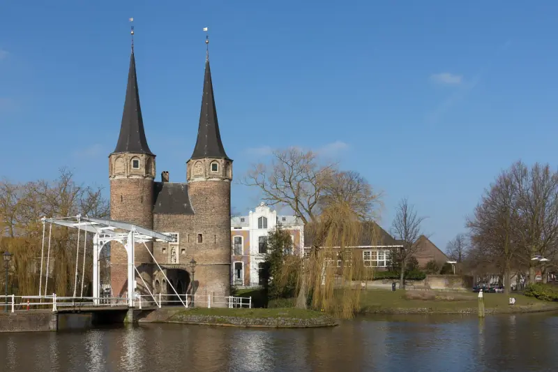 De Oostpoort in Delft met de witte ophaalbrug