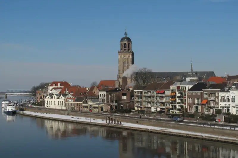Deventer aan de IJssel met de toren van de Lebuïnuskerk