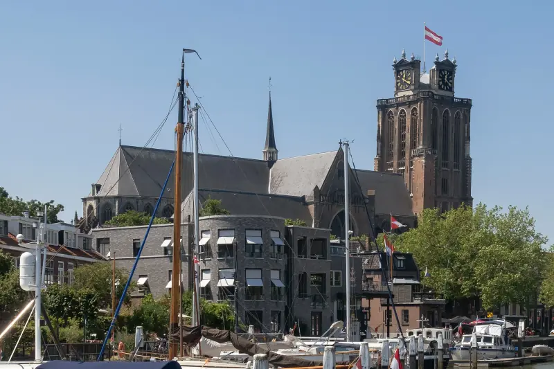 De Grote Kerk van Dordrecht boven de haven