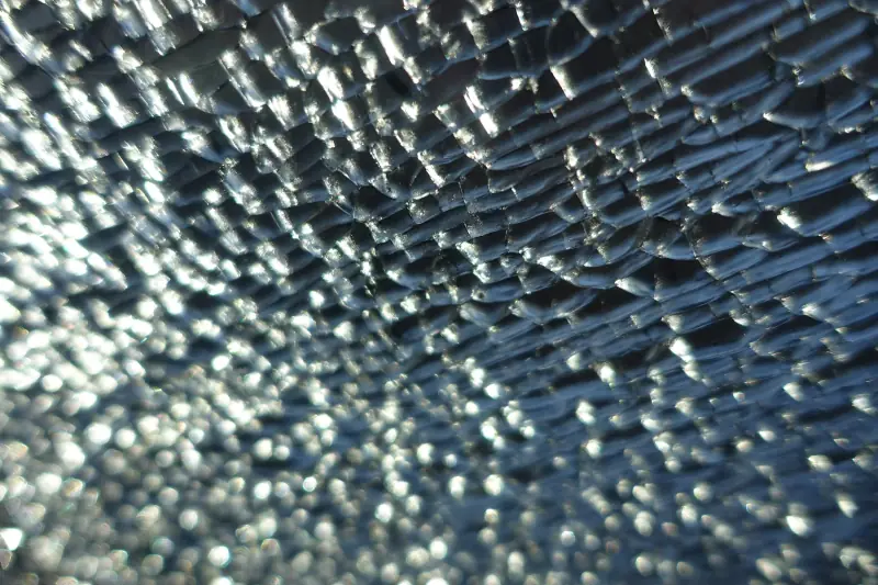 Gebarsten gelaagd glas dat in één stuk blijft