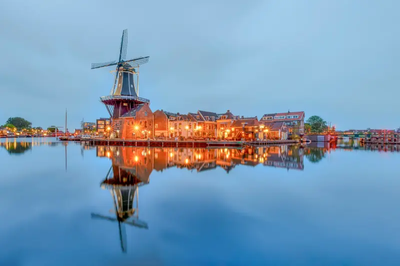 Molen De Adriaan aan het Spaarne in Haarlem, bij avond