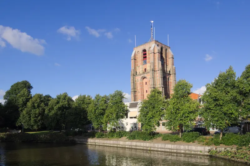 De scheve toren Oldehove in Leeuwarden, aan het water