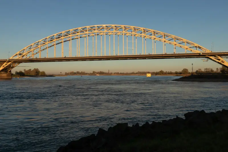 De Waalbrug in Nijmegen bij avondlicht