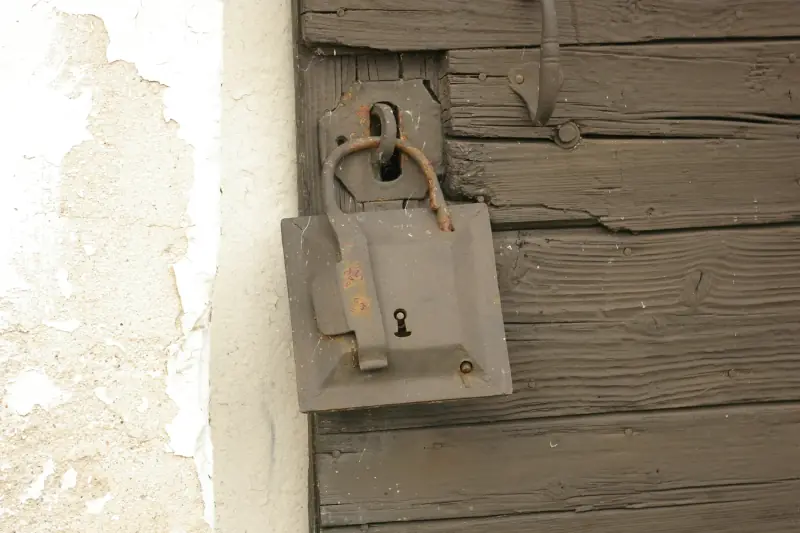 Een oud hangslot met overval op verweerd hout