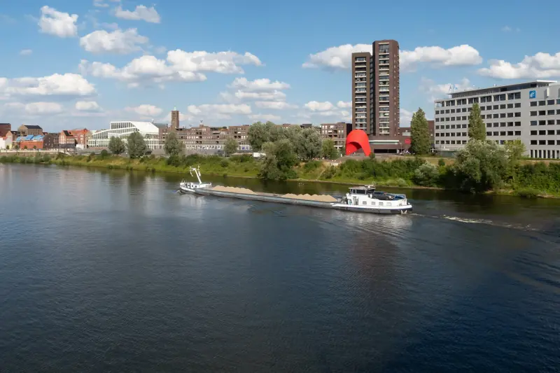 Een binnenvaartschip op de Maas bij Venlo