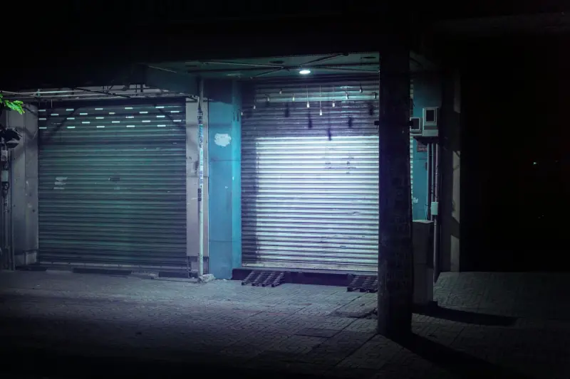 Gesloten rolluiken bij nacht