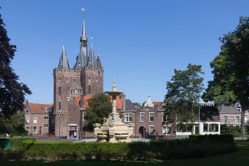 De Sassenpoort in Zwolle met een fontein ervoor